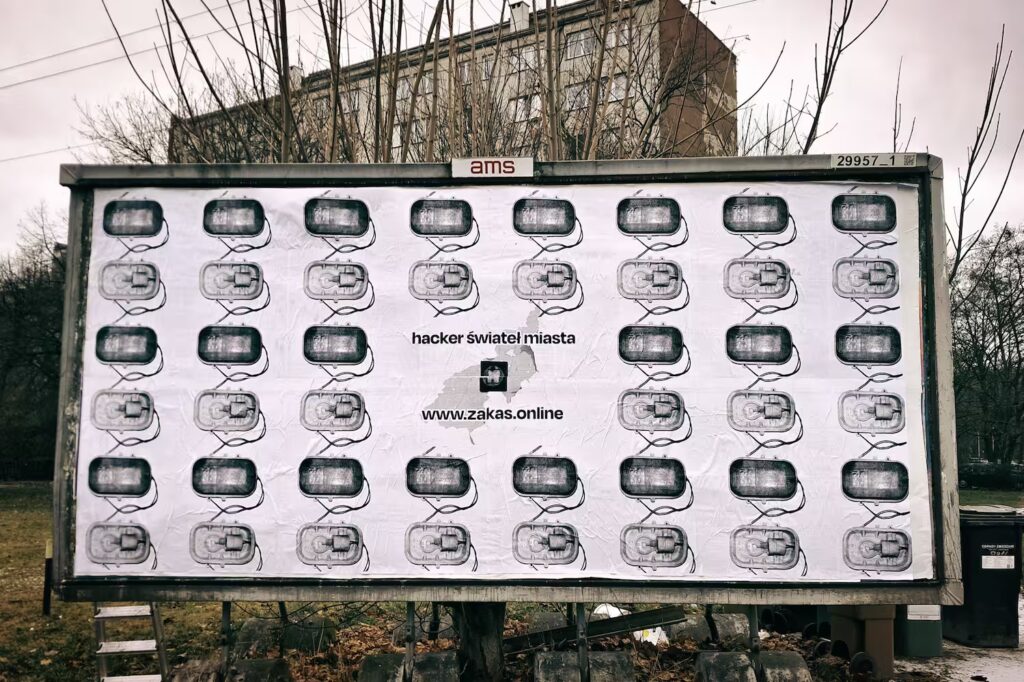 billboard ze wzorem z lamp i napisem hacker świateł miasto