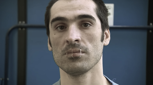 zdjęcie mężczyzny z zaszytymi ustami